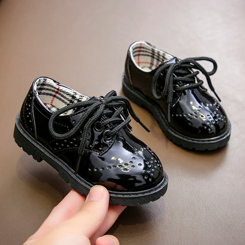 Children's Summer Winter Fashion Slip-On Dress Shoes Baby Hosts Performance Hollow Lace-Up Gright-Faced Boy's Girl's Magic